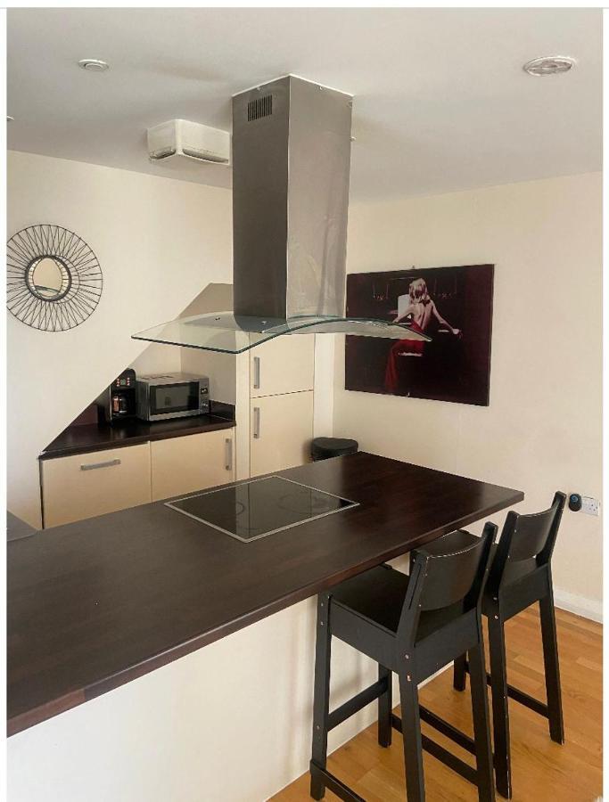Lovely 2Br Apartment W/ City View Лондон Екстер'єр фото